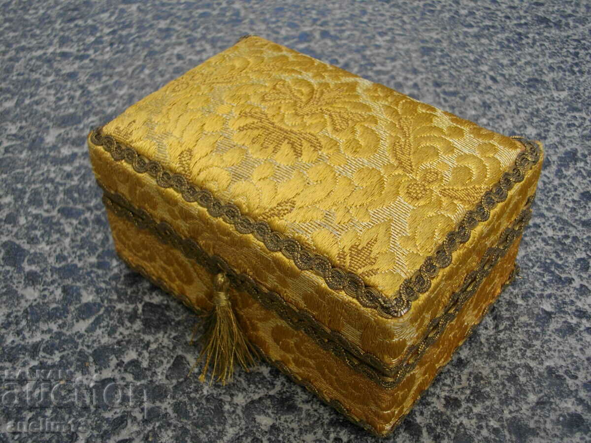 ΠΑΛΙΟ ΚΟΣΜΗΜΑΤΟΚΟΥΤΙ ΜΕ ΠΑΡΜΠΡΙΖ με τιμή 55.00 BGN | € 28.12 ΠΑΛΙΟ ΚΟΣΜΗΜΑΤΟΚΟΥΤΙ ΜΕ ΠΑΡΜΠΡΙΖ με τιμή 55.00 BGN | € 28.12