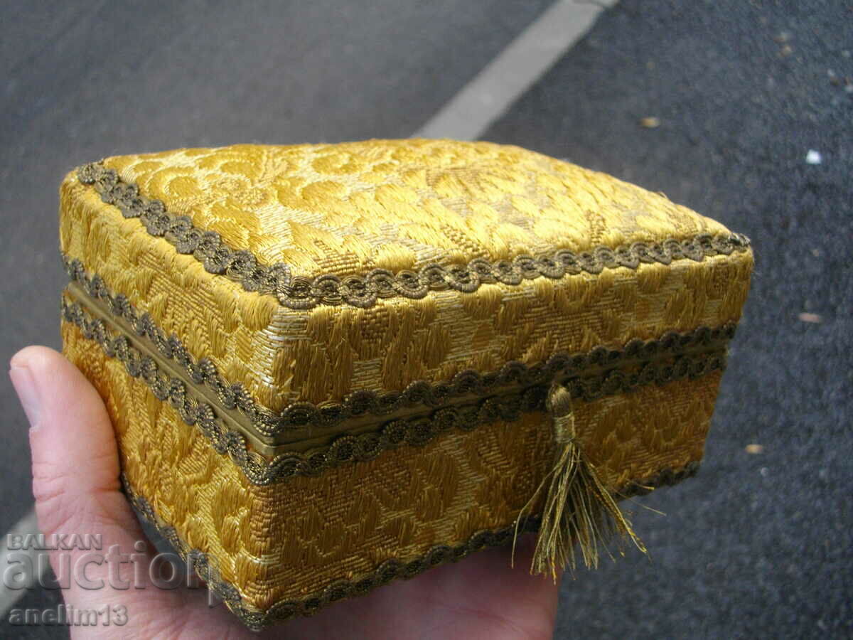 Δημοπρασία ΠΑΛΙΟ ΚΟΣΜΗΜΑΤΟΚΟΥΤΙ ΜΕ ΠΑΡΜΠΡΙΖ Δημοπρασία ΠΑΛΙΟ ΚΟΣΜΗΜΑΤΟΚΟΥΤΙ ΜΕ ΠΑΡΜΠΡΙΖ