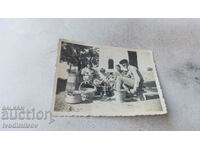 Photo A man, two women and a little girl knocking down corn cobs