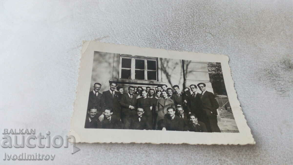 Photo Men and women in front of a building
