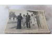 Снимка Куманово Трима мъже и две жени на тротоара