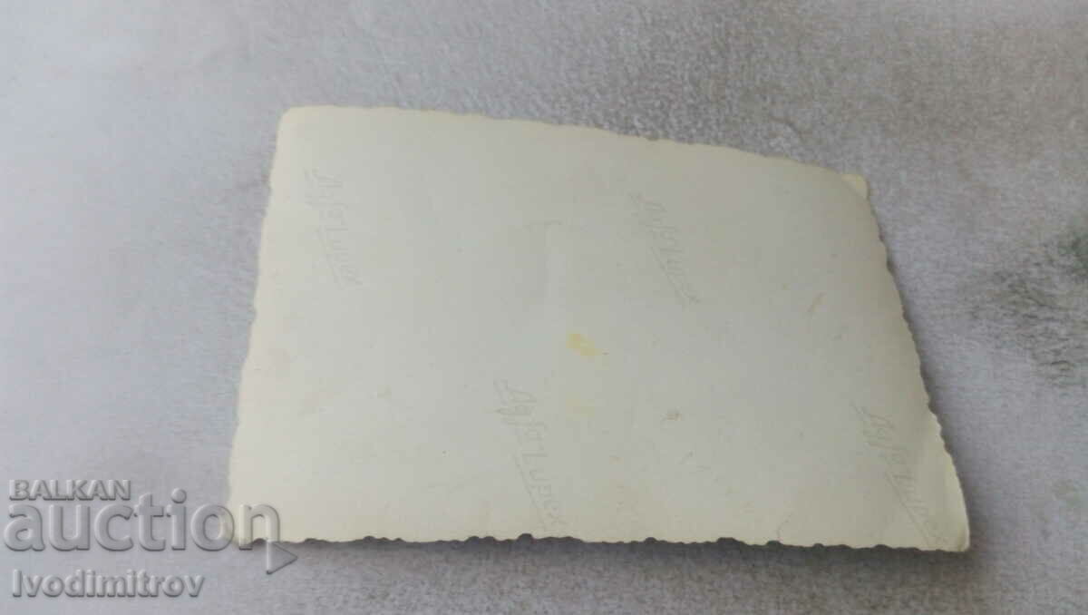 Φωτογραφία Άνδρες γυναίκες και κορίτσι με τιμή 0.85 BGN | € 0.43