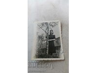 Photo Young woman by a tree in the yard
