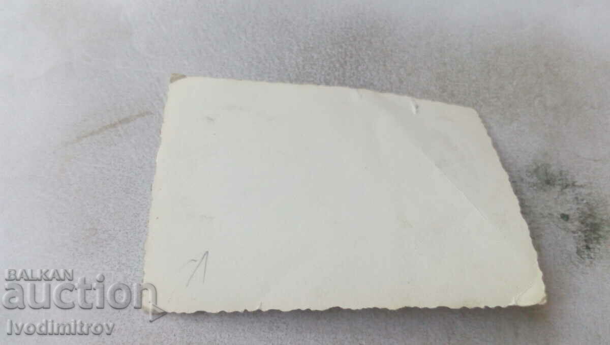 Φωτογραφία Άνδρας, γυναίκα και παιδιά που γευματίζουν σε ένα τραπέζι με τιμή 0.85 BGN | € 0.43 Φωτογραφία Άνδρας, γυναίκα και παιδιά που γευματίζουν σε ένα τραπέζι με τιμή 0.85 BGN | € 0.43