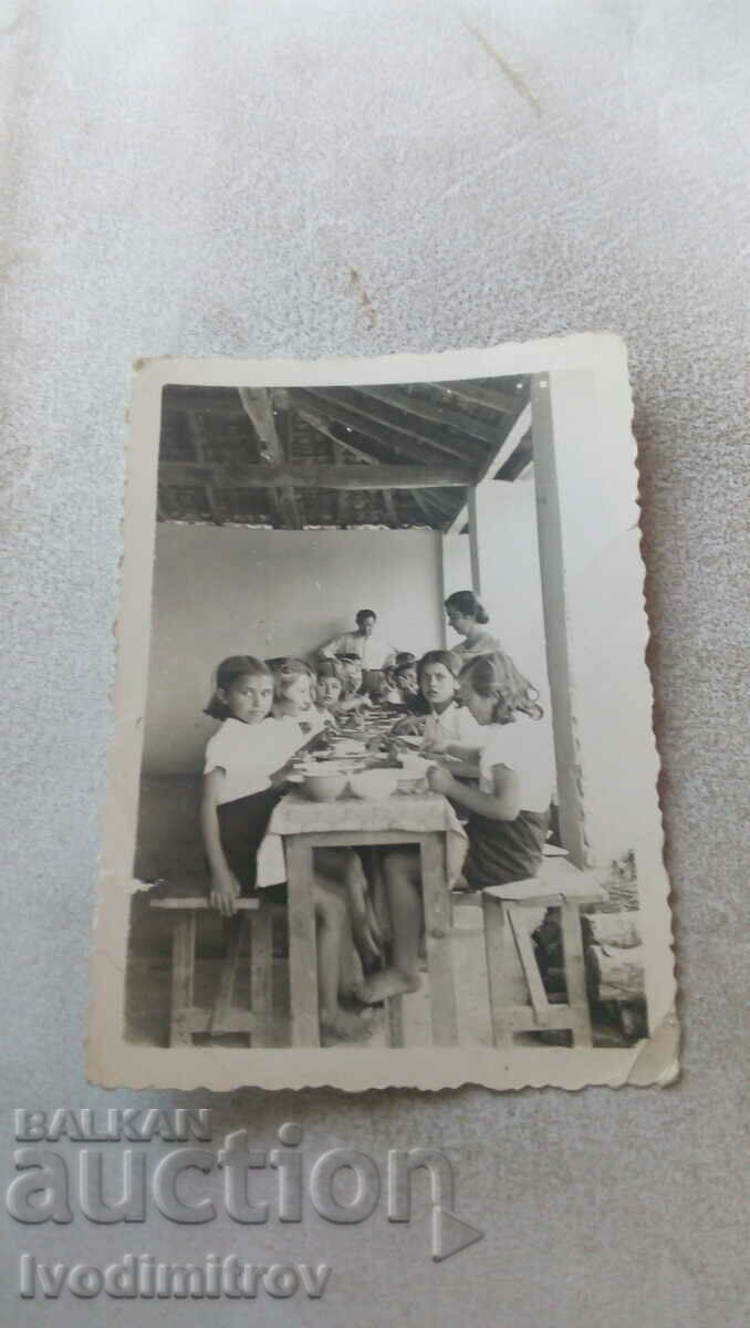Photo Man, woman and children having lunch at a table
