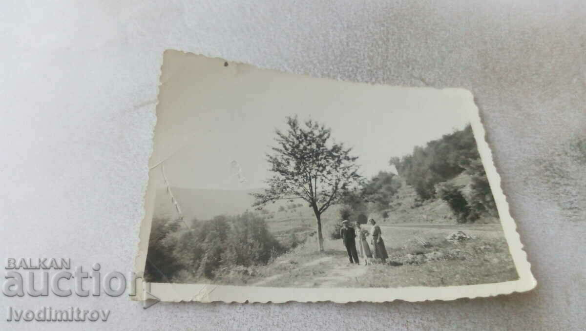 Κα Ένας άντρας και δύο γυναίκες κατά μήκος της σήραγγας 15 στη στάση Bazovetse 1936