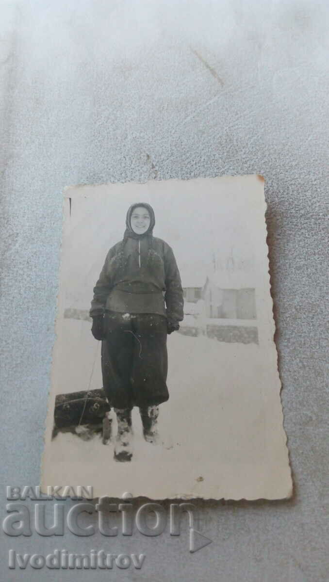 Fotografie Kunino Femeie cu o sanie în iarna anului 1943