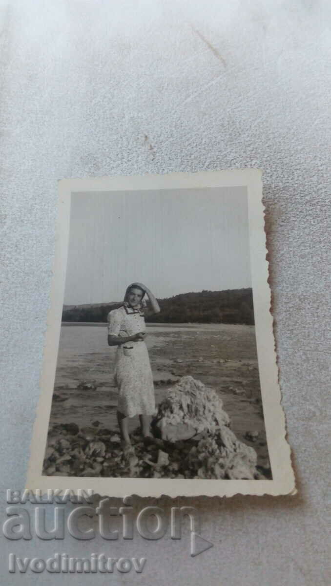 Снимка Жена с бяла рокля покрай река