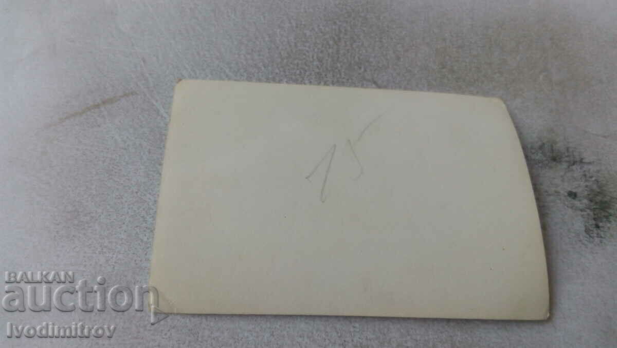 Φωτογραφία Ένας άνδρας και δύο νεαρές γυναίκες σε μια βόλτα με τιμή 0.85 BGN | € 0.43 Φωτογραφία Ένας άνδρας και δύο νεαρές γυναίκες σε μια βόλτα με τιμή 0.85 BGN | € 0.43