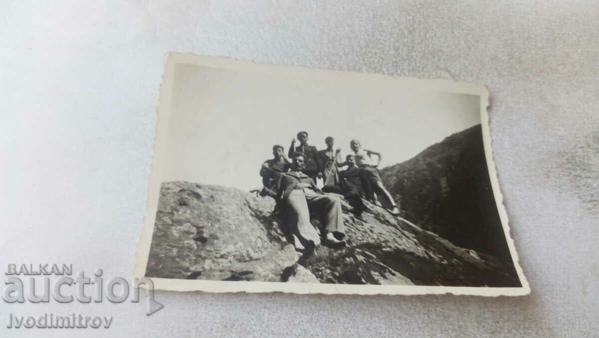 Photo Six men on a rock