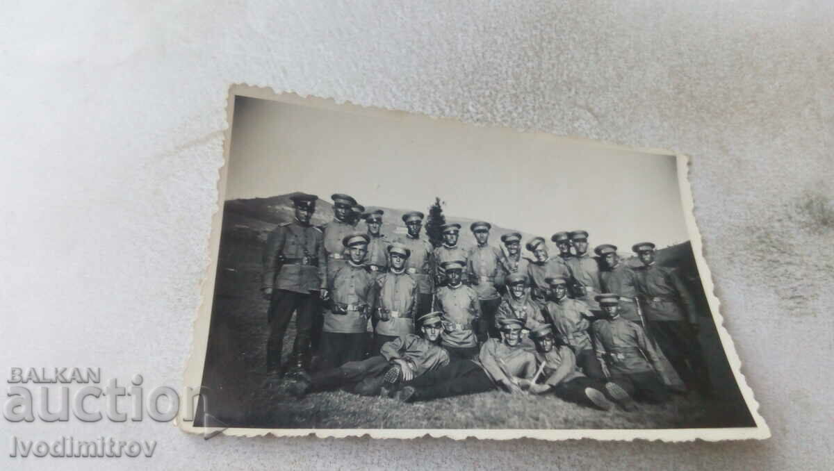 Foto Ofițeri și soldați pe pajiște