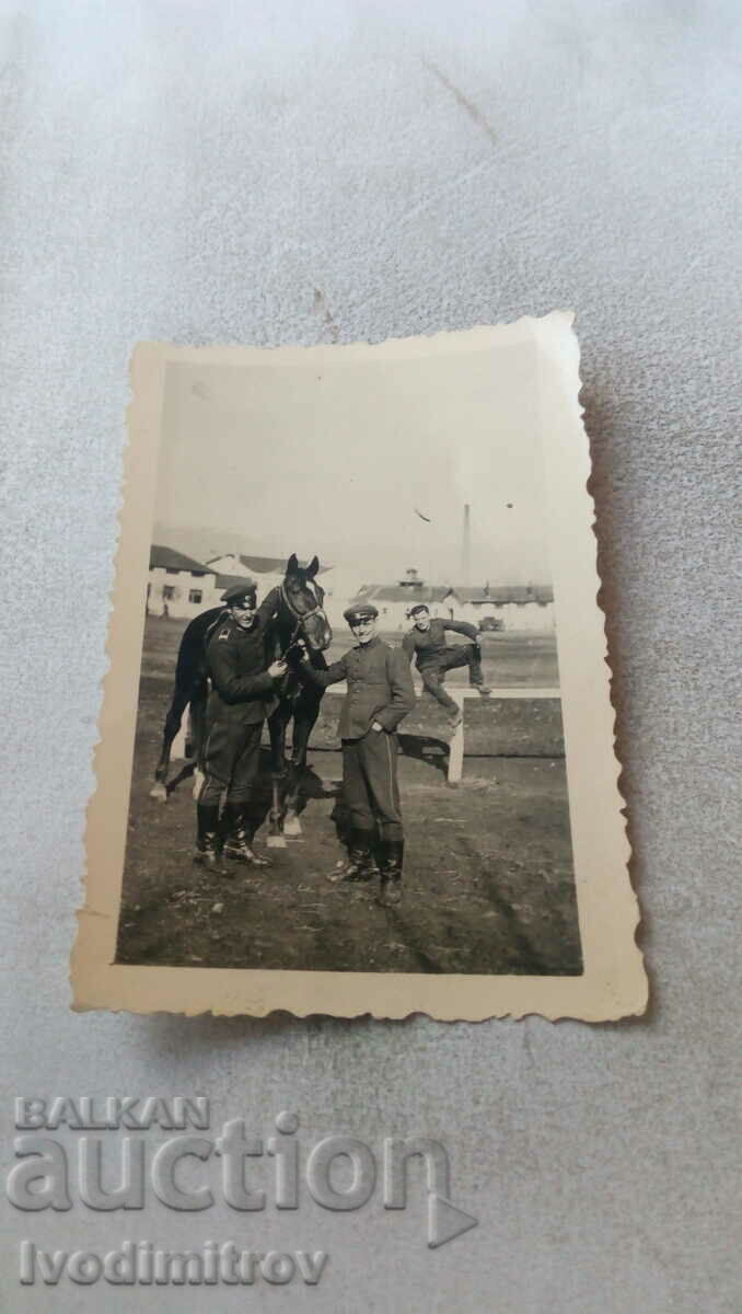 Fotografie Skopje Doi sergenți cu un cal negru la arenă 1943