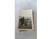 Φωτογραφία Σκόπια Δύο λοχίες με ένα μαύρο άλογο στην αρένα 1943