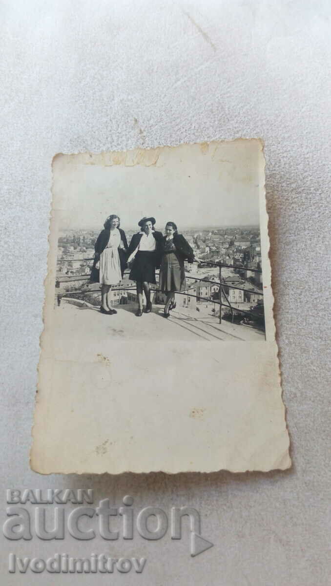 Снимка Пловдивъ Три млади момичета над града