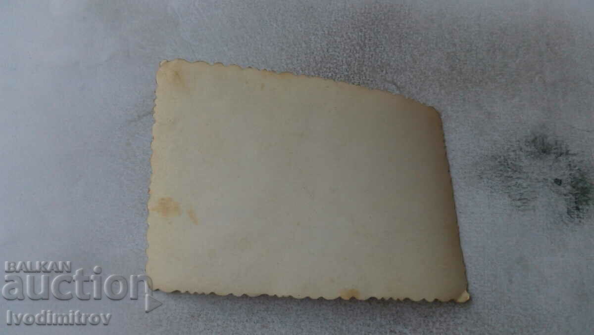 Φωτογραφία Τέσσερις νεαροί άνδρες που κάθονται σε έναν πλακόστρωτο δρόμο με τιμή 0.85 BGN | € 0.43 Φωτογραφία Τέσσερις νεαροί άνδρες που κάθονται σε έναν πλακόστρωτο δρόμο με τιμή 0.85 BGN | € 0.43