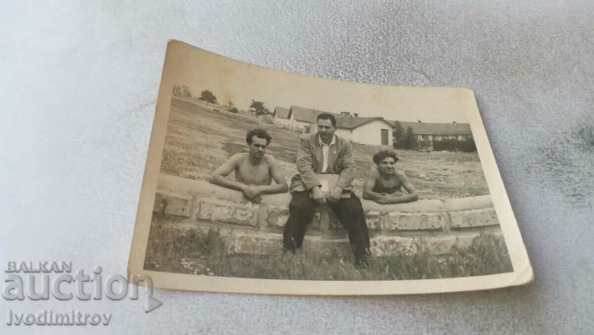 Снимка Трима мъже на бетонен парапед
