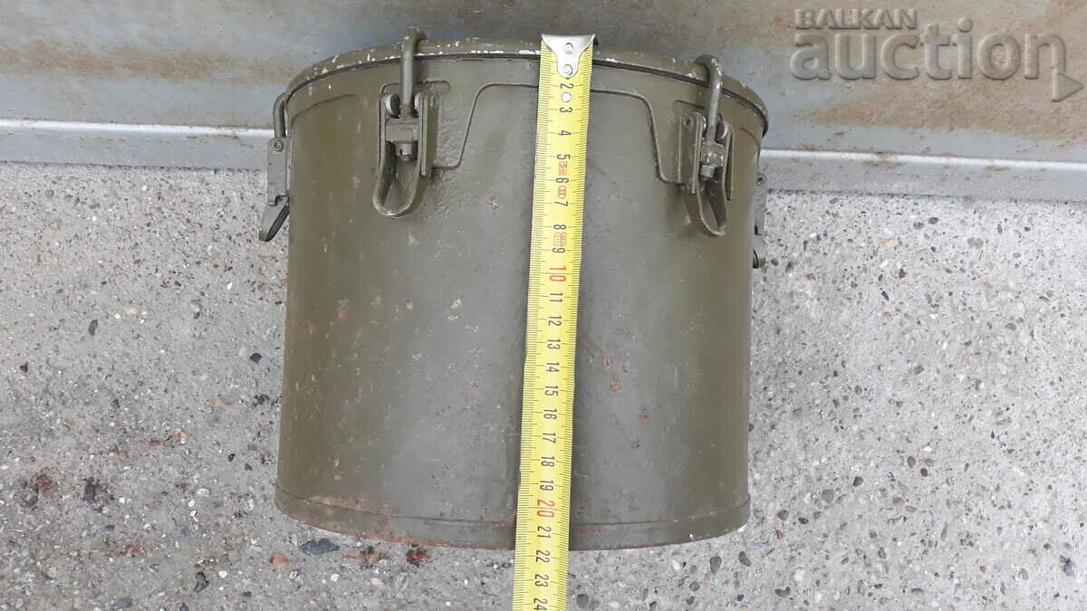 Аукцион старинна метална кутия сандъче стоманен контейнер Аукцион старинна метална кутия сандъче стоманен контейнер