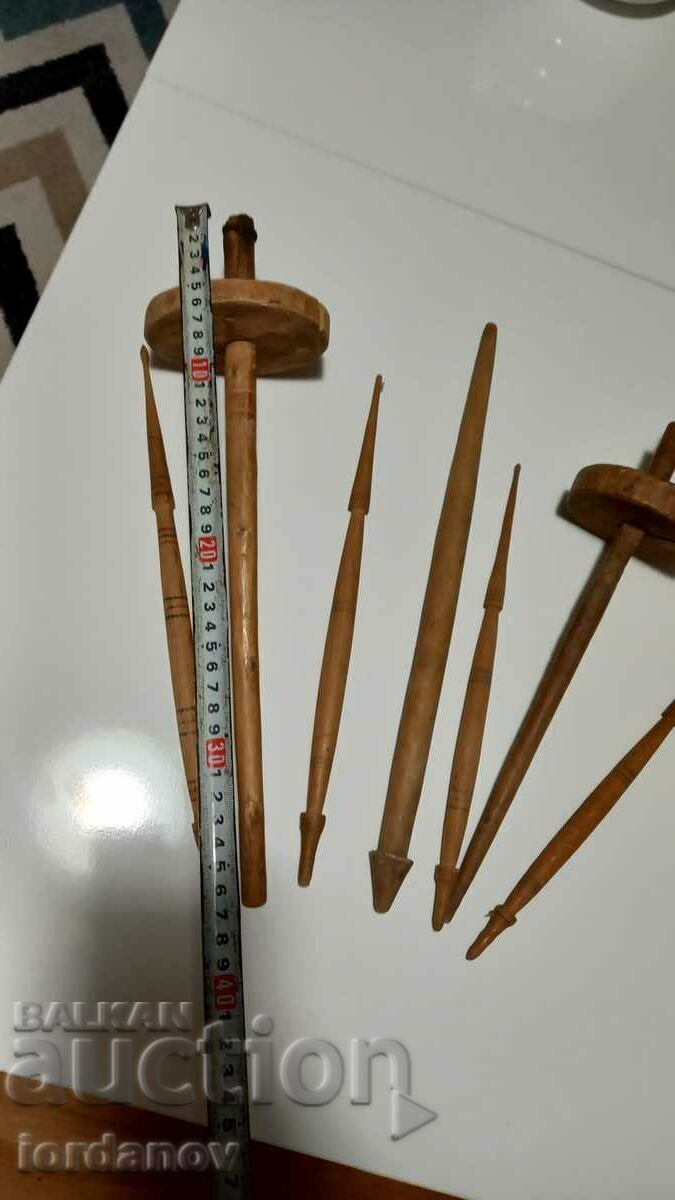 Delivery of Lot of old spindles and reels. Delivery of Lot of old spindles and reels.