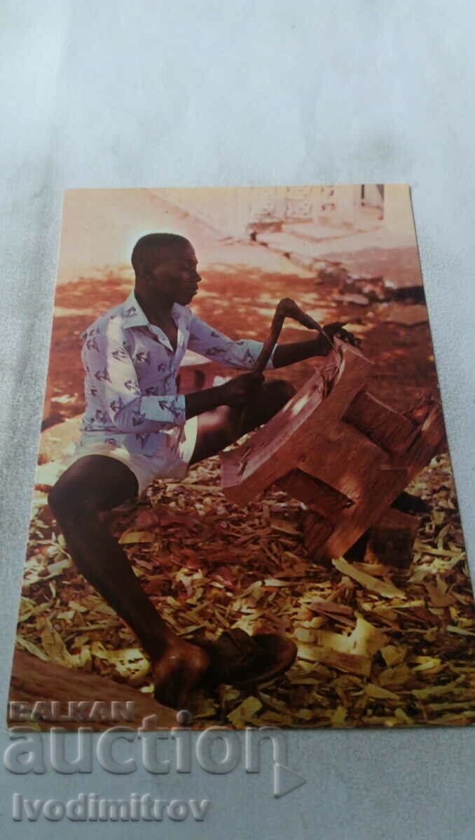 Carte poștală Ghana sculptând un scaun Ashanti