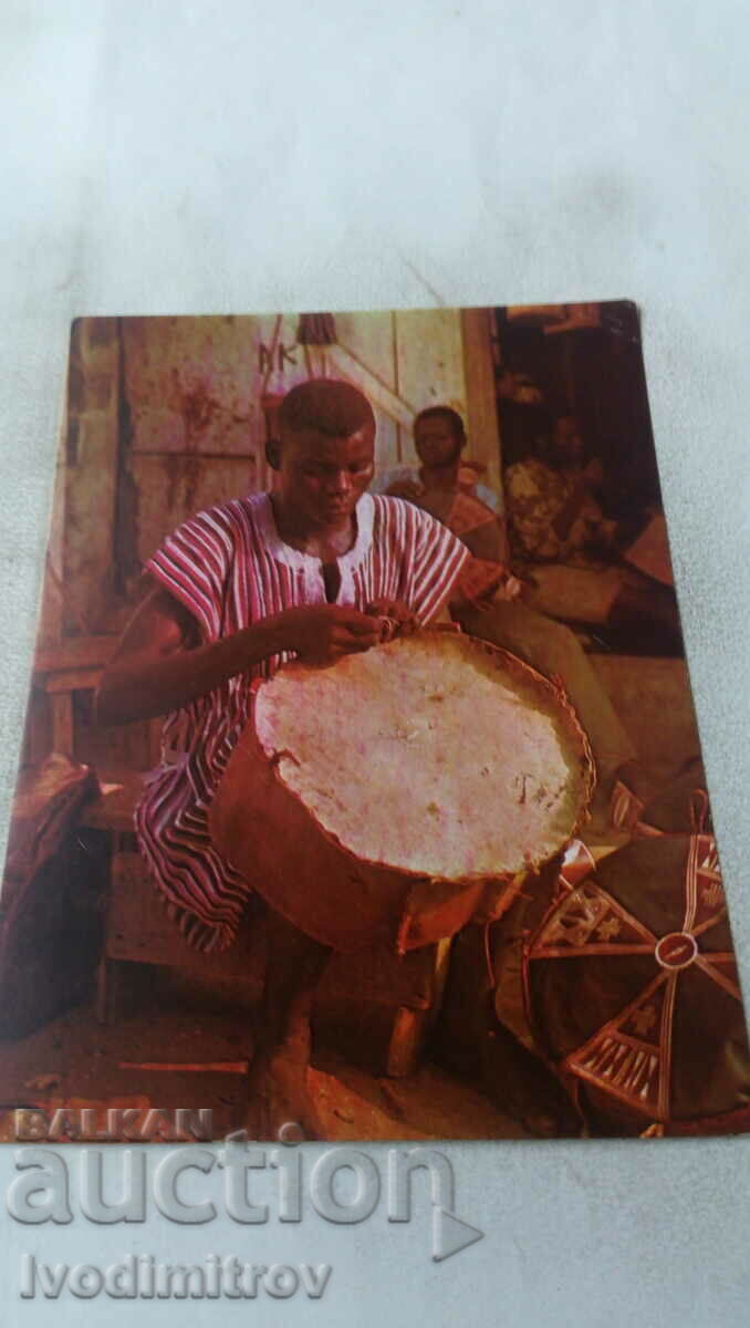 Καρτ ποστάλ με διακοσμητικές δερμάτινες κατασκευές από την Γκάνα