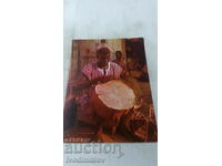 Καρτ ποστάλ με διακοσμητικές δερμάτινες κατασκευές από την Γκάνα