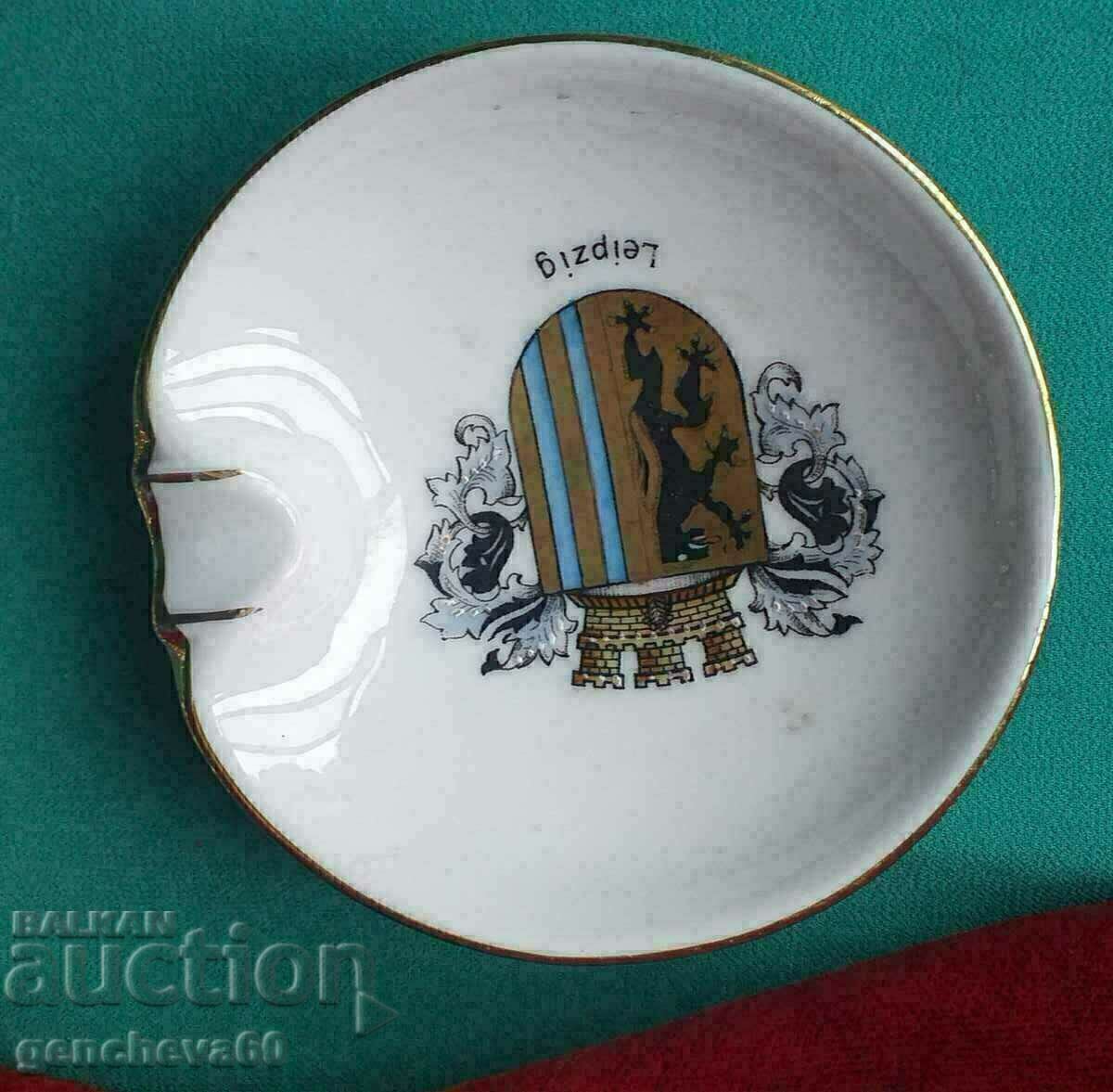 Scrumieră vintage din porțelan Kahla cu stemă cu preț € 3.00 | 5.87 BGN Scrumieră vintage din porțelan Kahla cu stemă cu preț € 3.00 | 5.87 BGN