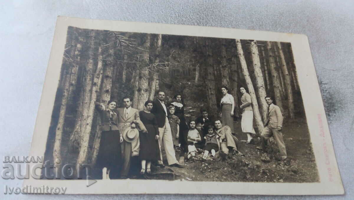 Photo Lying Men women and children in the forest