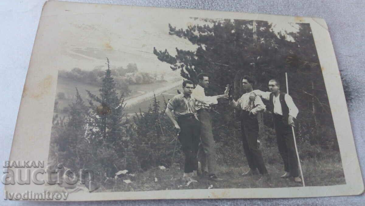 Снимка Лъджене Четирима млади мъже в гората 1924