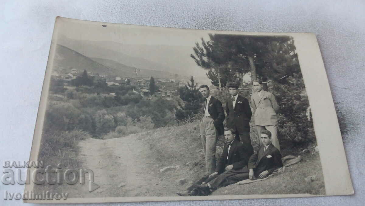 Снимка Лъджене Петима млади мъже покрай път в гората 1924