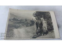 Снимка Лъджене Петима млади мъже покрай път в гората 1924