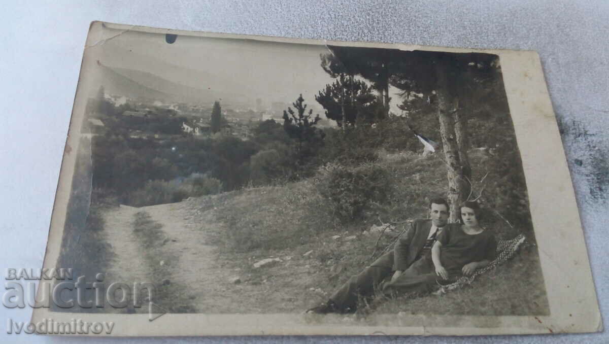 Снимка Чепино-Баня Младеж и девойка покрай път в гората 1925