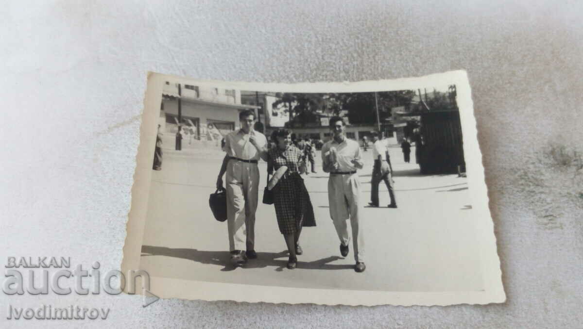 Φωτογραφία Plovdiv Δύο νέοι άνδρες και μια γυναίκα σε έναν περίπατο 1954