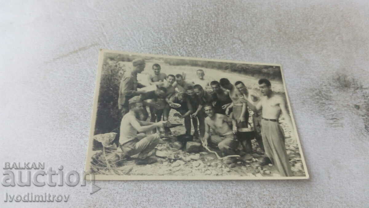 Снимка Войници голи до кръста покрай река 1952