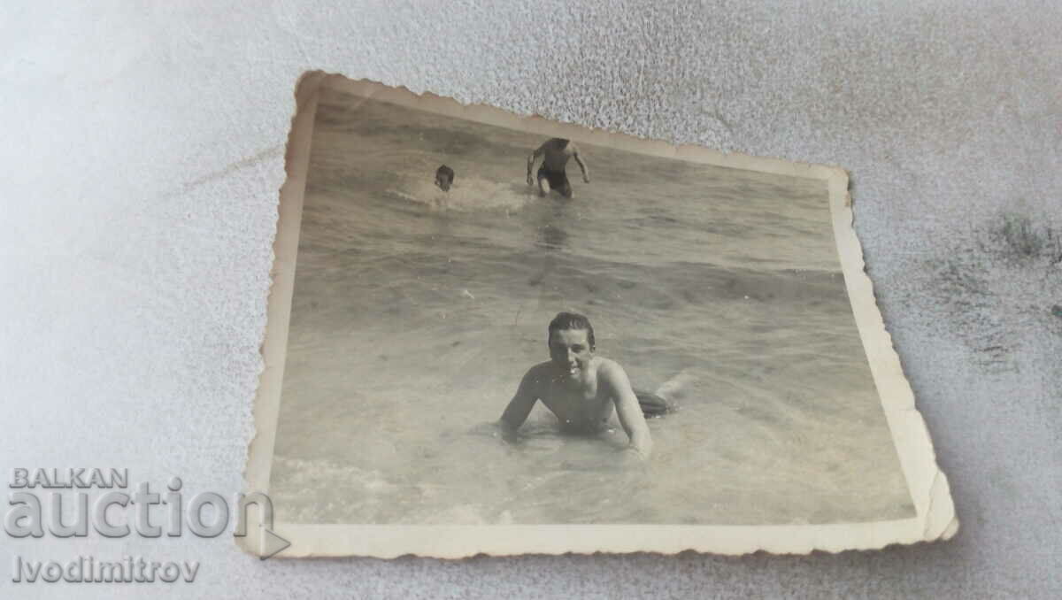 Photo A young man in a vintage swimsuit on the beach