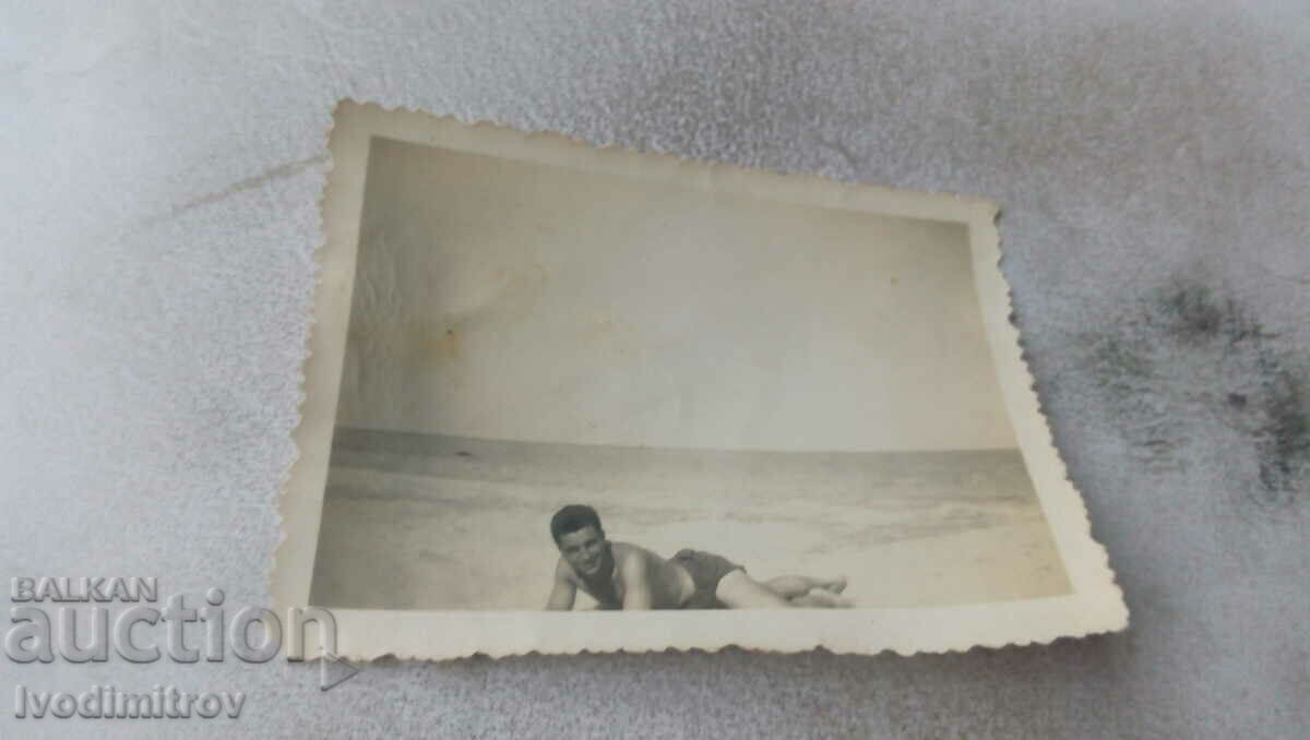 Photo A young man in a vintage swimsuit on the beach