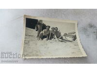 Φωτογραφία Δύο άντρες και ένα νεαρό κορίτσι στην παραλία