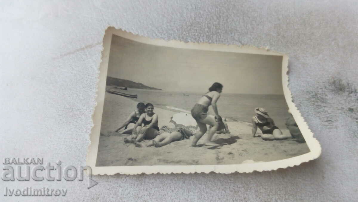 Photo Women and girls on the beach