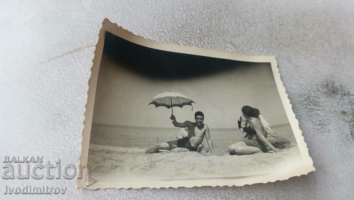 Fotografie Tânăr și femeie pe plajă