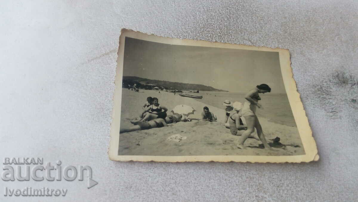 Φωτογραφία Άνδρας και γυναίκες στην παραλία
