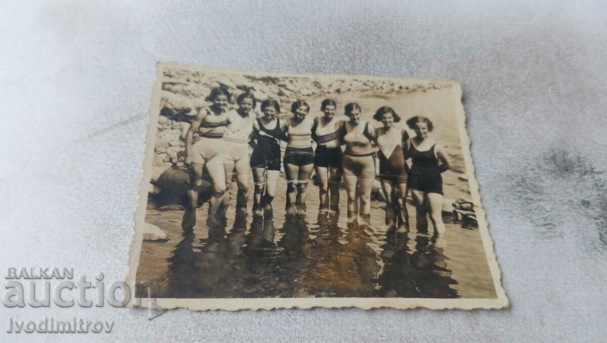 Снимка Млади момичета с ребро бански на брега на морето