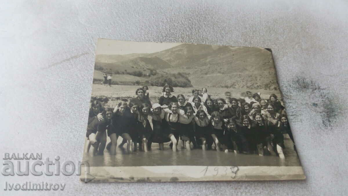Photo Schoolgirls stepped into the river