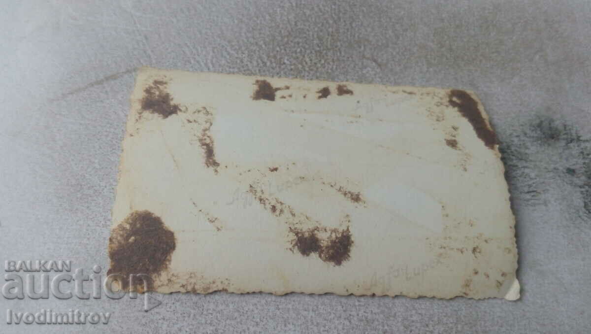 Φωτογραφία Ένας φοιτητής και ένας νεαρός άνδρας στο δρόμο με τιμή 2.35 BGN | € 1.20