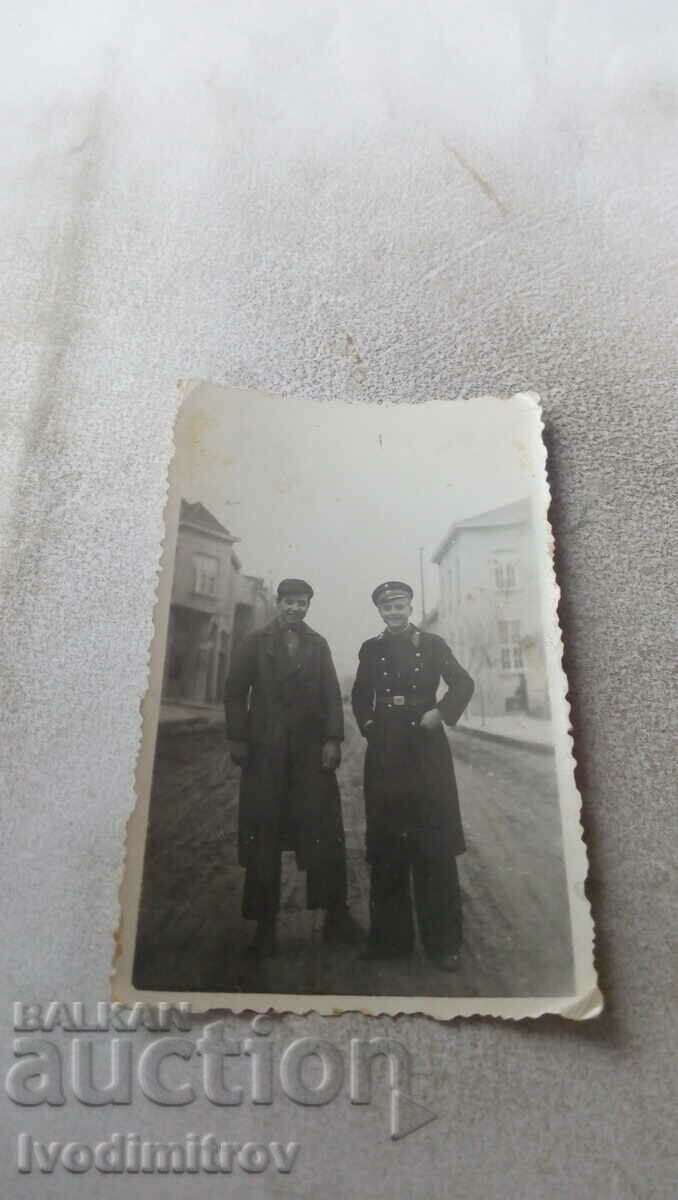 Φωτογραφία Ένας φοιτητής και ένας νεαρός άνδρας στο δρόμο