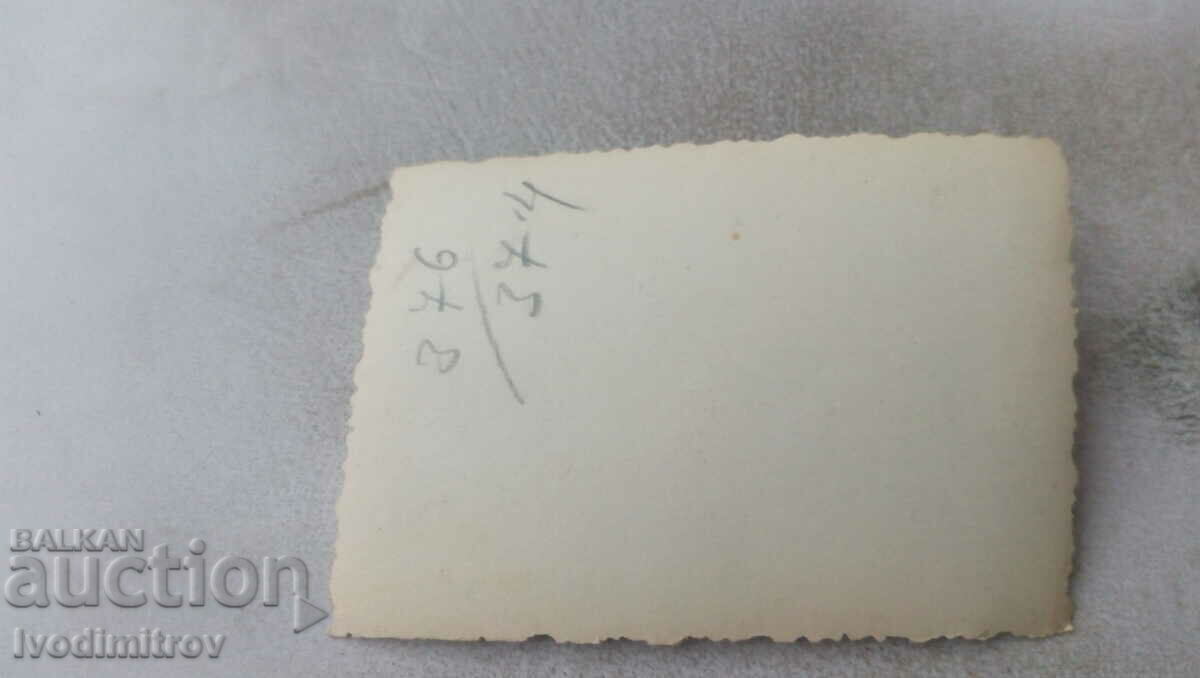 Fotografie Sofia Un bărbat și trei femei la plimbare iarna cu preț 1.65 BGN | € 0.84 Fotografie Sofia Un bărbat și trei femei la plimbare iarna cu preț 1.65 BGN | € 0.84