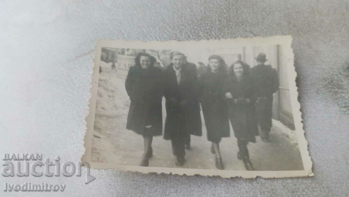 Photo Sofia A man and three women on a walk in winter