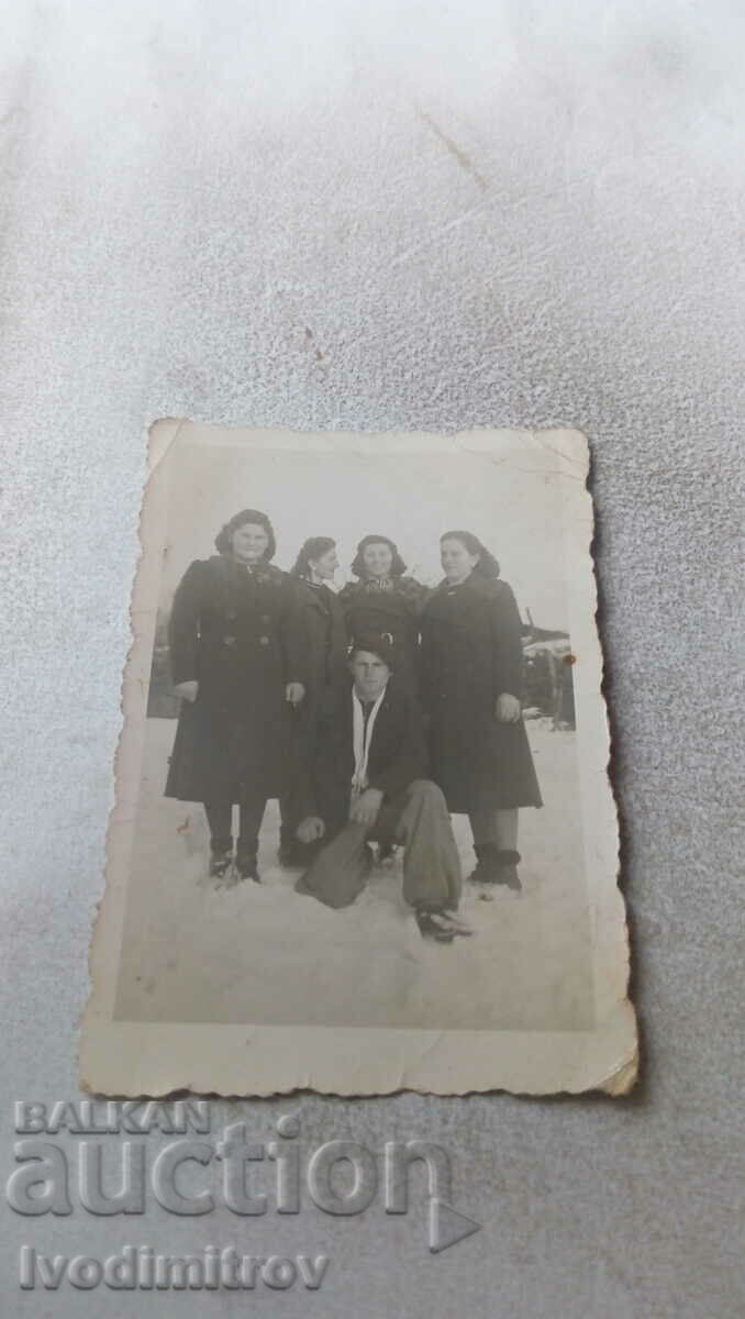 Снимка Мъж и четири млади момичета през зимата