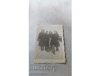 Photo Man and four young girls in winter