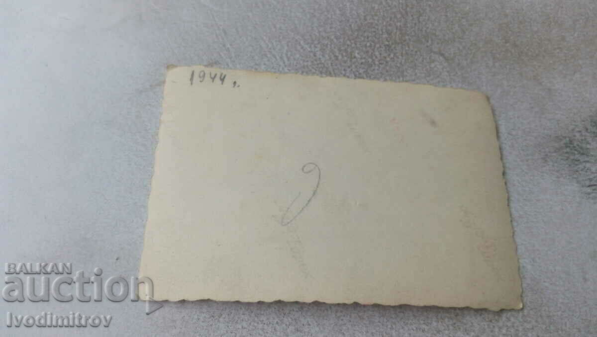 Снимка Мъж и две жени през зимата с цена 0.75 лв. | € 0.38 Снимка Мъж и две жени през зимата с цена 0.75 лв. | € 0.38