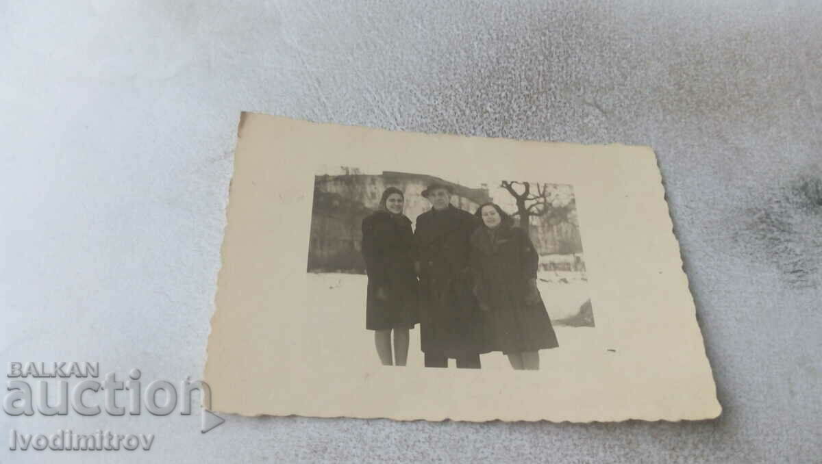 Photo Man and two women in winter