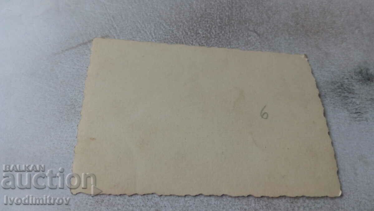 Fotografie Bărbați, femeie și băiat cu preț 0.75 BGN | € 0.38 Fotografie Bărbați, femeie și băiat cu preț 0.75 BGN | € 0.38